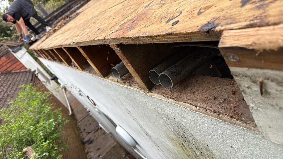 Roof edge and gutter repair